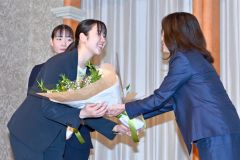 北海道バドミントン協会から花束を受け取る永原和可那選手（左）＝金野和彦撮影