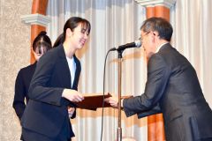 北海道バドミントン協会の川口淳会長から表彰を受ける永原和可那（金野和彦撮影）