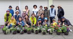 寄せ植え作りを体験した参加者