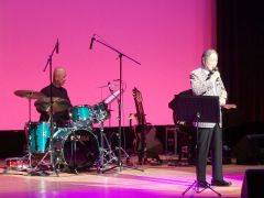 新設されたバンド演奏で歌う出演者