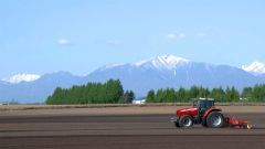 「けーぶるにっぽん　彩・ＪＡＰＡＮ　青い空の大地　日高山脈に抱かれて」の一場面