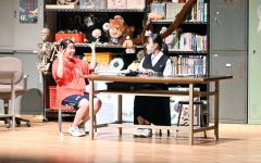演技を披露する部員ら