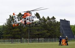 林野火災に備えて消防署と道防災航空隊のヘリの連携を確認した訓練（須貝拓也撮影）