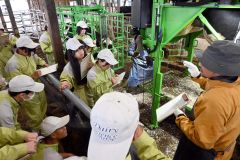 右谷代表（右）から削蹄の説明を受ける生徒