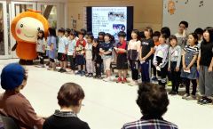 学童保育所の所歌を元気いっぱいに歌う子どもたち　