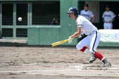 【Ｂブロック準決勝・帯大谷】帯大谷は１回無死一、二塁で糸瀬拓未主将が送りバントを決めて確実に走者を進める