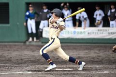 【Ｂブロック準決勝・帯農－帯緑陽】帯農は４回２死一、二塁で加藤慶吾が左中間適時打を放ち２－０とする（須貝拓也撮影）