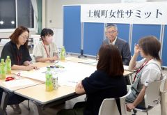 高木町長（中央）を交えてまちづくりへ議論を深める参加者ら