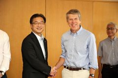 握手を交わす（右から）マット・ルーシー理事長と米沢市長記者会見に臨んだＩＣＡＲの視察団ら（２６日午前１０時ごろ、平栗玲香通信員撮影）