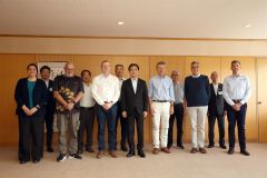 帯広市役所を訪れた視察団ら。前列中央左がマット・ルーシー理事長。同右が米沢市長（２６日午前１０時ごろ、平栗玲香通信員撮影）