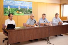 記者会見に臨む（左から）菊地氏、宮本教授、マット・ルーシー理事長、サイモン・デ・ガルフＩＣＡＲ事務局長（２６日午前１０時ごろ、平栗玲香通信員撮影）