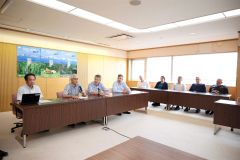 記者会見に臨んだＩＣＡＲの視察団ら（２６日午前１０時ごろ、平栗玲香通信員撮影）