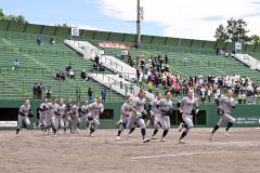 【Ｃブロック準決勝・帯工－連合】コールド勝ちした帯工は校歌斉唱後に応援席へ走り出す