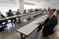 自動運転バス実証事業について説明を受ける委員ら