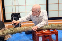 作業中の池田正幸さん（２６日午前１０時３０分ごろ、帯廣神社、長尾悦郎通信員撮影）