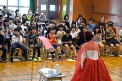 谷地さんに大きな拍手を送る児童