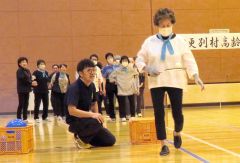 ラケットでボールを運ぶリレーに取り組む参加者たち