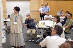 グループのアイデアを発表する参加者