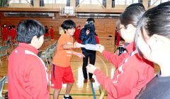 雲を作る実験に挑戦する生徒