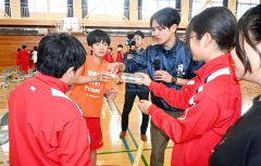 中屋さん（右から３人目）に教わりながら雲を作る実験に挑戦する生徒