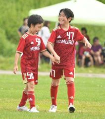 【第１トーナメント決勝・芽室―浦幌】主将としてチームをまとめたＦＷ（５８）斧木煌我主将（こうが、左）ハットトリックのＭＦ（４７）藤井海瑠（うるり、右）