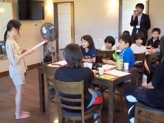 ４日間を振り返り発表する児童