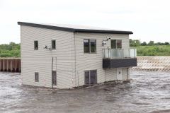 堤防が決壊し約１・５メートルの高さまで水が押し寄せる様子（２７日午後４時ごろ、助川かおる通信員撮影）