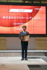 上場記念証を持つ池田社長