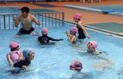 水遊びを楽しむ子どもたち
