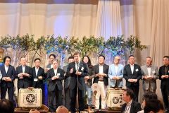 鏡開きを終え、升を手に乾杯のあいさつをする帯広畜産大学の長澤秀行学長