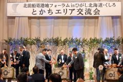十勝の銘酒のたるをたたき、鏡開きする参加者
