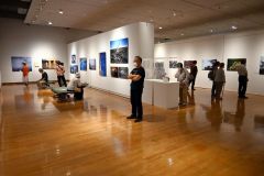 閉幕の３０日が迫り、多くの人が訪れる星野道夫さんの写真展（６月２７日午後２時半頃）
