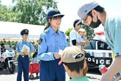 チラシを配って詐欺への注意を呼び掛ける忠類中の生徒（２９日午前１０時１５分ごろ）