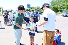 チラシを配って詐欺への注意を呼び掛けるどんとこいの会（２９日午前１０時半分ごろ）