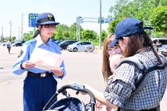 チラシを配って詐欺への注意を呼び掛ける忠類中の生徒（２９日午前１０時半ごろ）