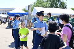 チラシを配って詐欺への注意を呼び掛ける忠類中の生徒（２９日午前１０時１５分ごろ）