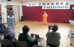 舞踊を披露する参加者も