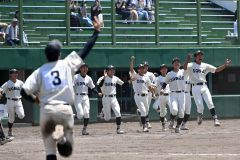 【Ａブロック代表決定戦・帯三条－帯南商】ゲームセットでベンチを飛び出す喜ぶ帯三条ナイン