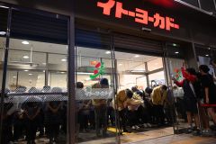 イトーヨーカドー帯広店閉店 セレモニーに多くの人垣