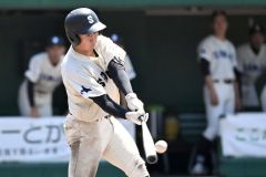 【Ａブロック代表決定戦・帯三条－帯南商】帯三条は４回２死満塁で４番竹迫諒が走者一掃の中越え二塁打を放ち５－１とリードを広げた
