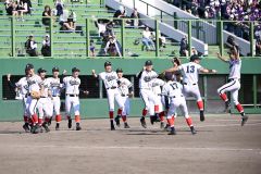 【Ｂブロック代表決定戦・帯大谷－帯農】ゲームセットとなり喜びを爆発させる帯大谷ナイン