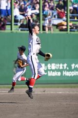【Ｂブロック代表決定戦・帯大谷－帯農】３番手として登板した泉映甫がゲームセットとなりマウンドで右手を掲げた
