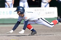 【Ｂブロック代表決定戦・帯大谷－帯農】帯大谷は９回２死一、三塁で泉映甫が中堅を抜けるランニングホームランを放ち、本塁へ滑り込む