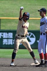 【Ｂブロック代表決定戦・帯大谷－帯農】帯農は７回２死満塁で村中大河が走者一掃の中前適時二塁打を放ち、塁上でガッツポーズ