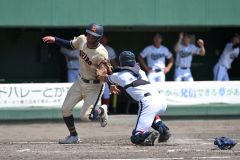【Ｂブロック代表決定戦・帯大谷－帯農】帯農は３回２死二塁で村中大河が左前安打を放ち、二走の岡本明優斗が本塁を狙うがタッチアウトとなる