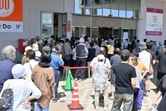 開店前から行列　「ポッポは青春」　イトーヨーカドー帯広店最終日