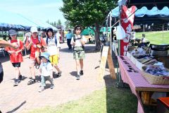 障害者施設利用者などが作った物品が並んだブース（３０日午前１０時５０分ごろ、幸福交通公園）