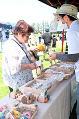 障害者施設の利用者などが作った物品が並んだブース（３０日午前１０時５０分ごろ、幸福交通公園）