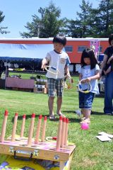 輪投げを楽しむ子ども（３０日午前１０時半ごろ、幸福交通公園）