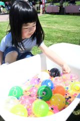 おもちゃの金魚すくいを楽しむ子ども（３０日午前１０時半ごろ、幸福交通公園）